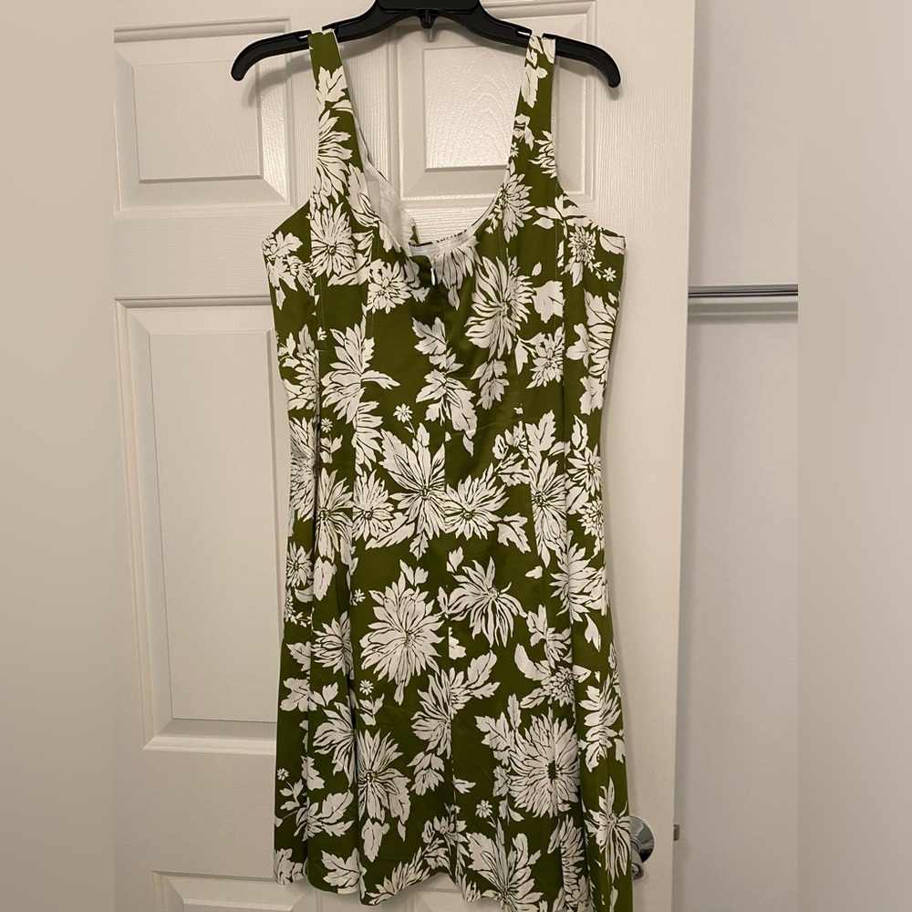 Jones wear green floral dress. Size 18.